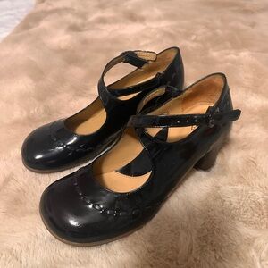 Flyevog Operetta Malibran in black patent. Size 8.5.